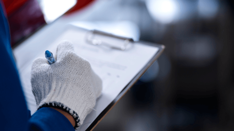 Descubra como o controle de qualidade industrial reduz custos, evita falhas e aumenta a segurança operacional nas indústrias modernas.